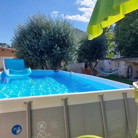 Hébergement de vacances Maison Pour 6 Personnes Avec Piscine Et Proche De La *